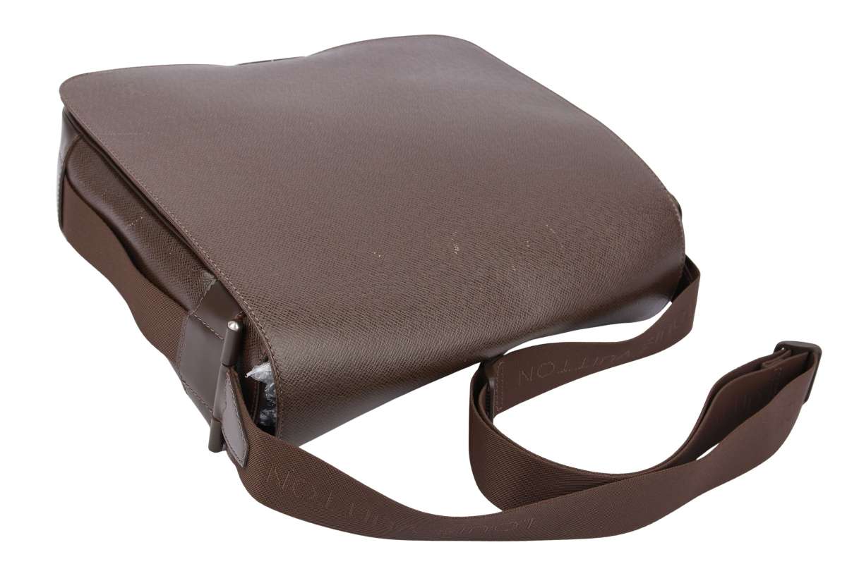 Louis Vuitton Victor Messenger Bag Taiga Brown | Luxussachen.com