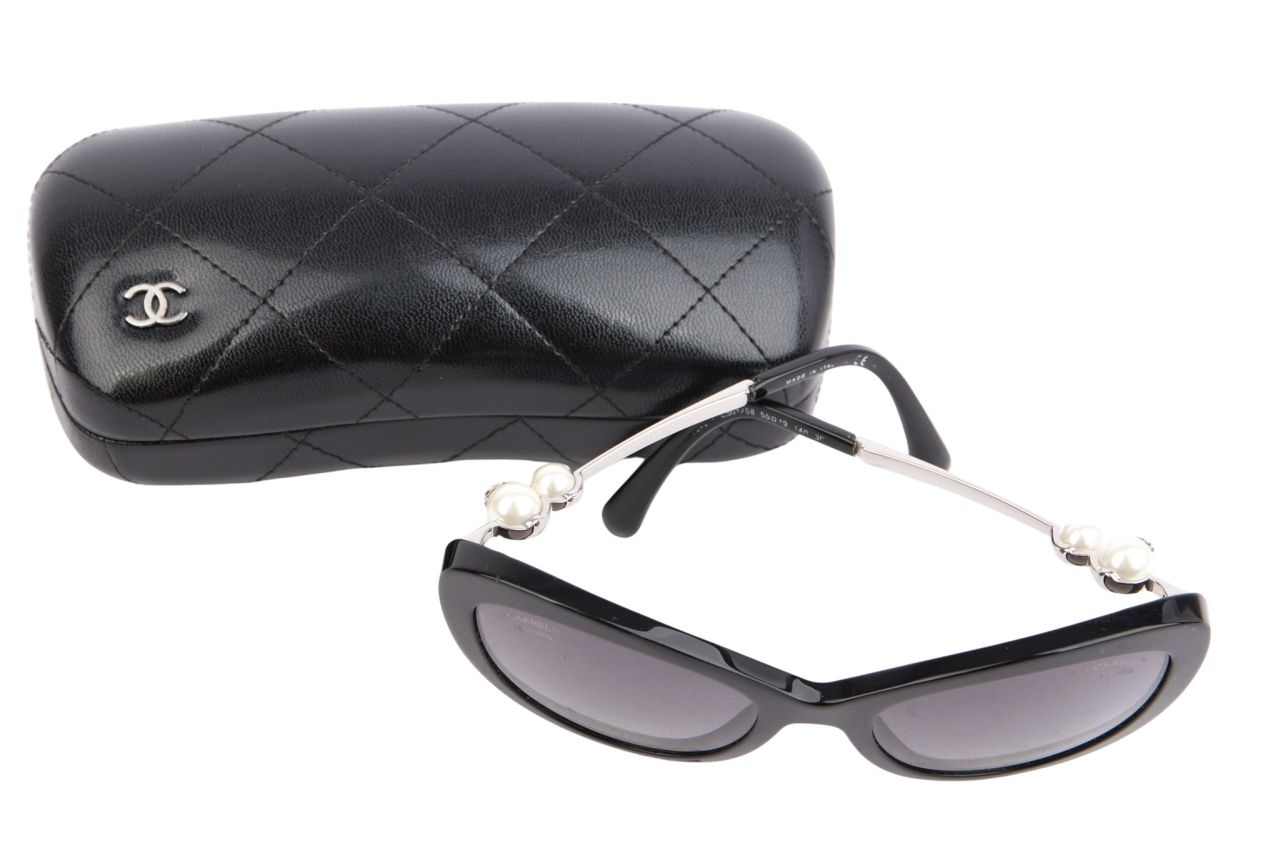 Chanel Sonnenbrille Schwarz / Perlen