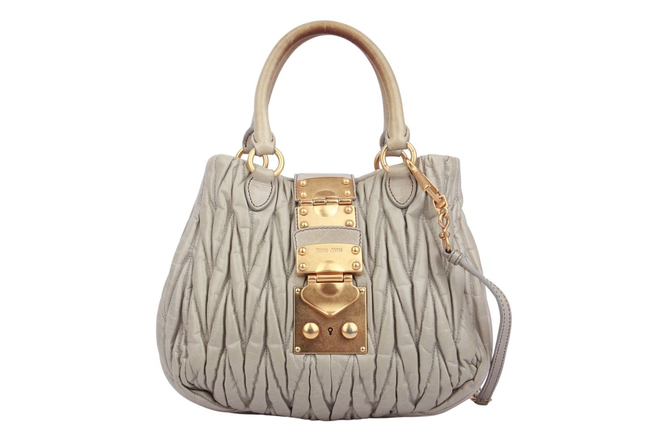 Miu Miu Matelasse Umhängetasche Grau