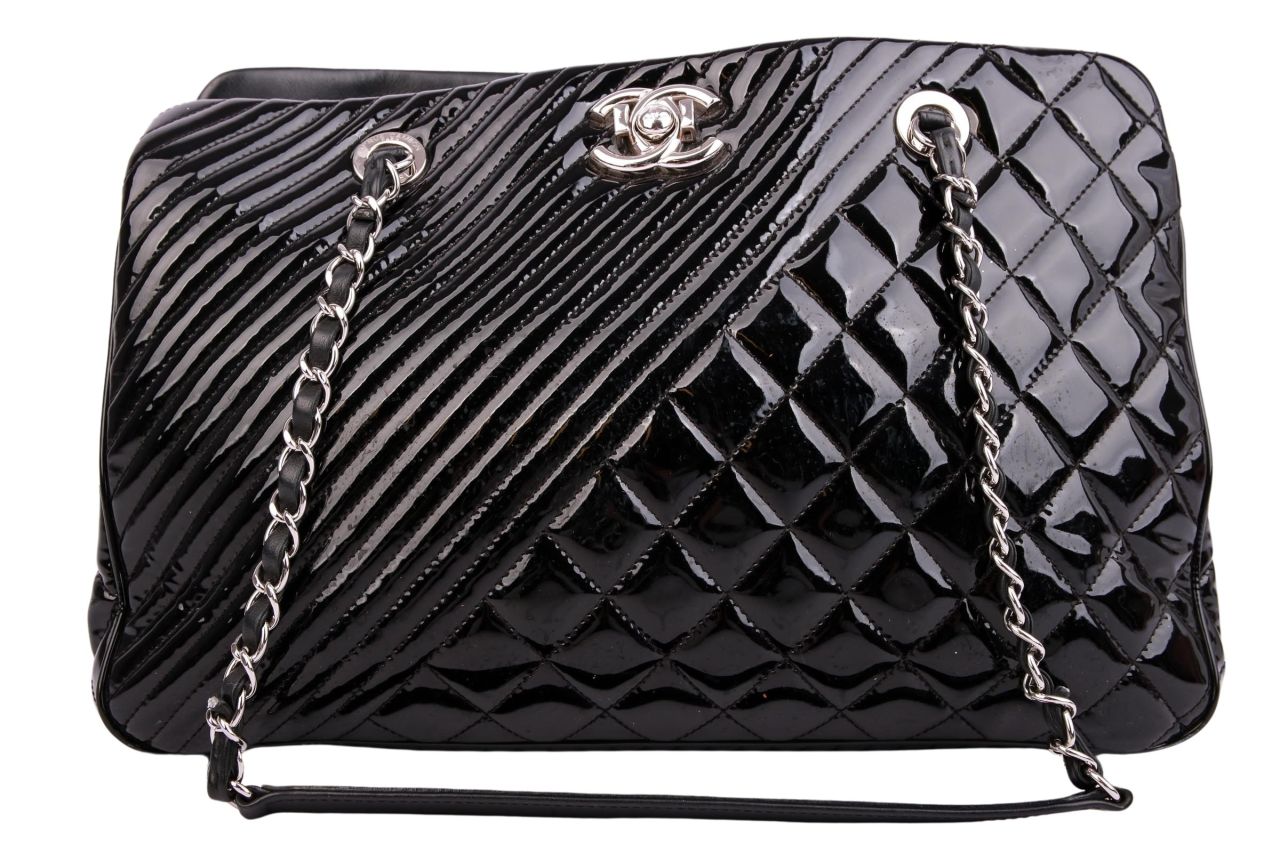 Chanel Coco Boy Shoulder Bag Lack Schwarz