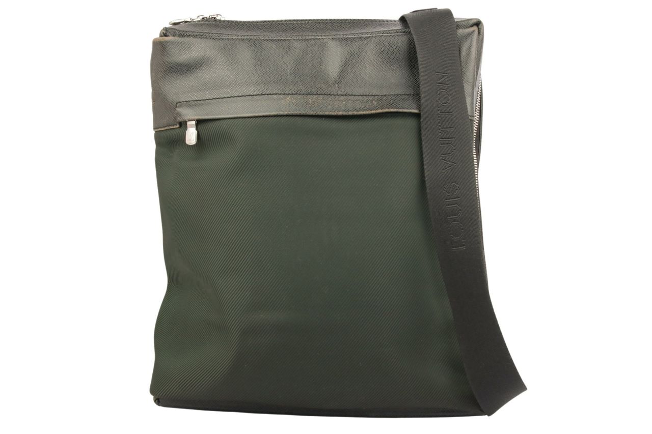 Louis Vuitton Veruca Schultertasche Taiga Leder