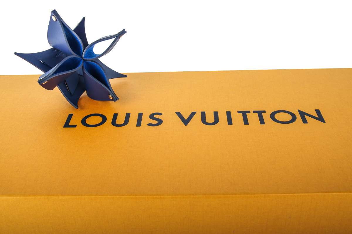 Louis Vuitton "Origami Flower" by Atelier Oï in blau