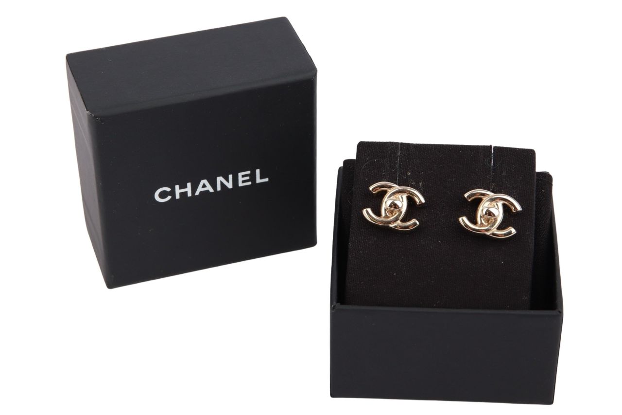 Chanel Ohrringe Turn-Lock Design