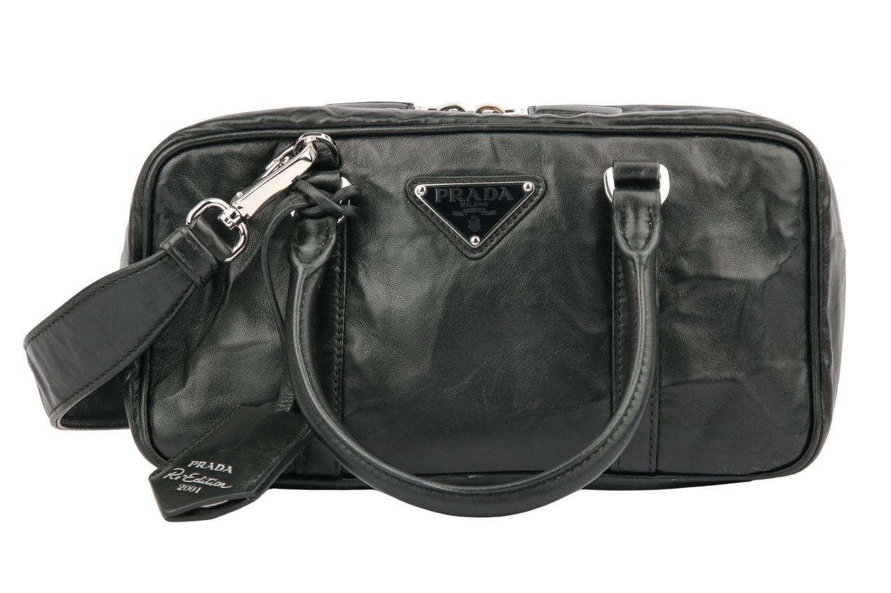 Prada Re-Edition 2001 Schultertasche Leder Schwarz