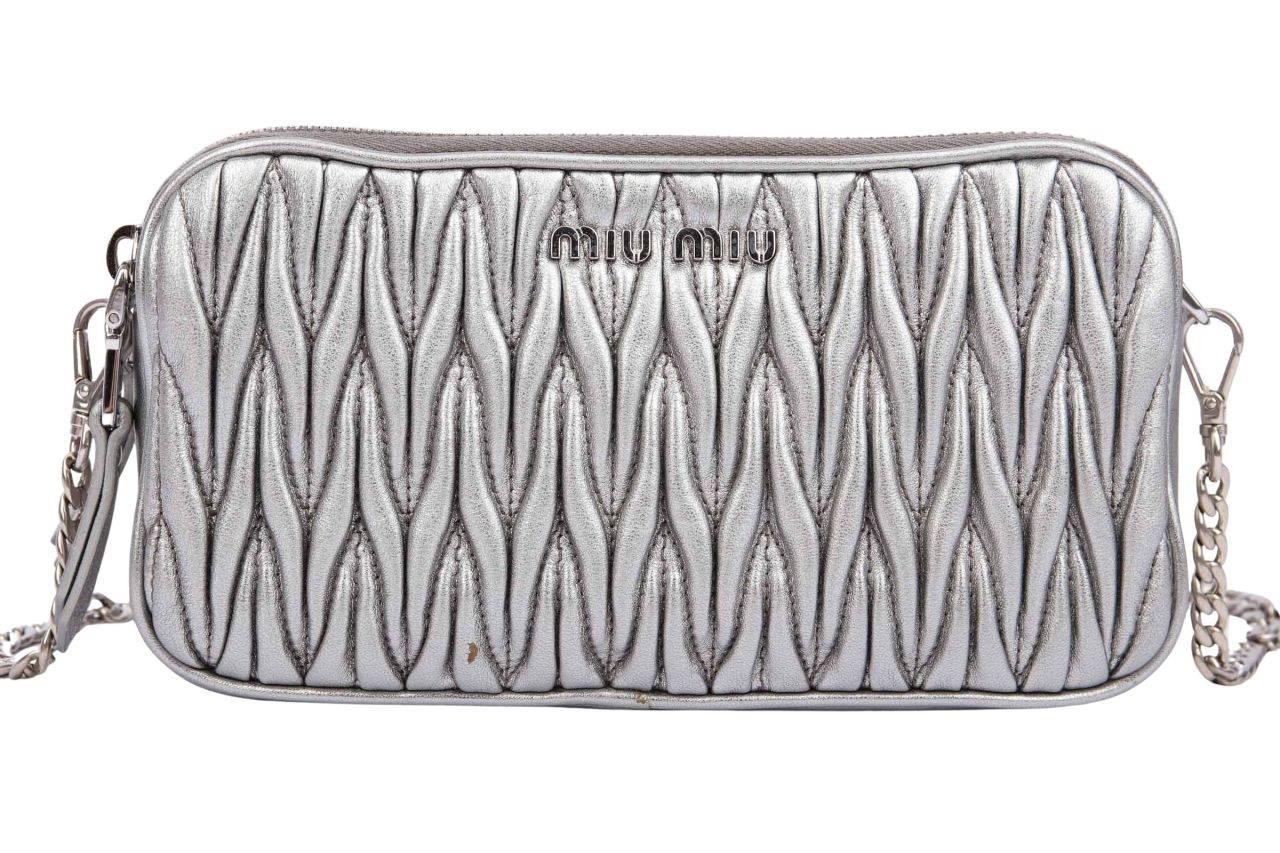Miu Miu Metalassé Umhängetasche Silber Metallic