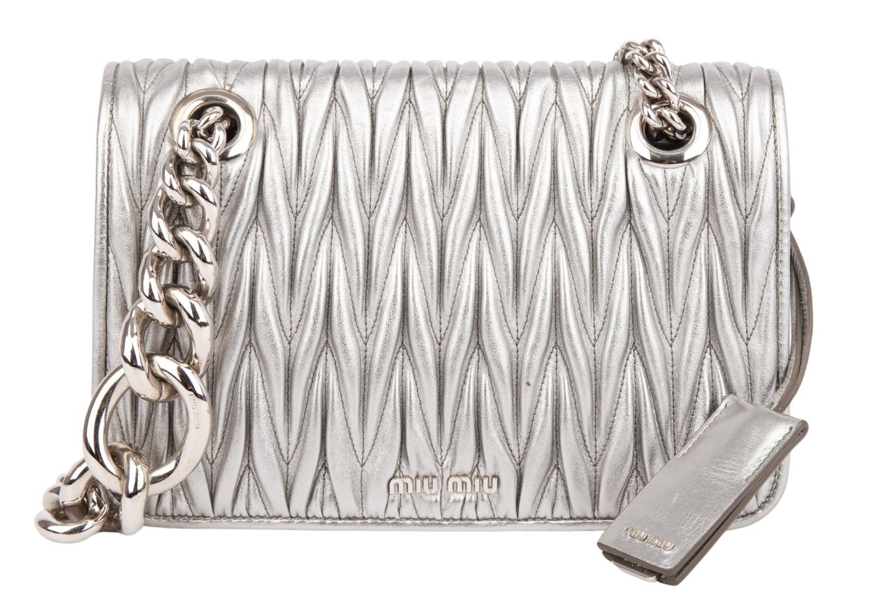 Miu Miu Matelassé Umhängetasche Silber Metallic