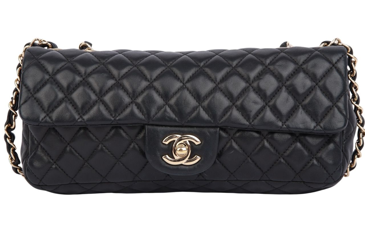 Chanel Classic Flap Bag Medium Schwarz Charms