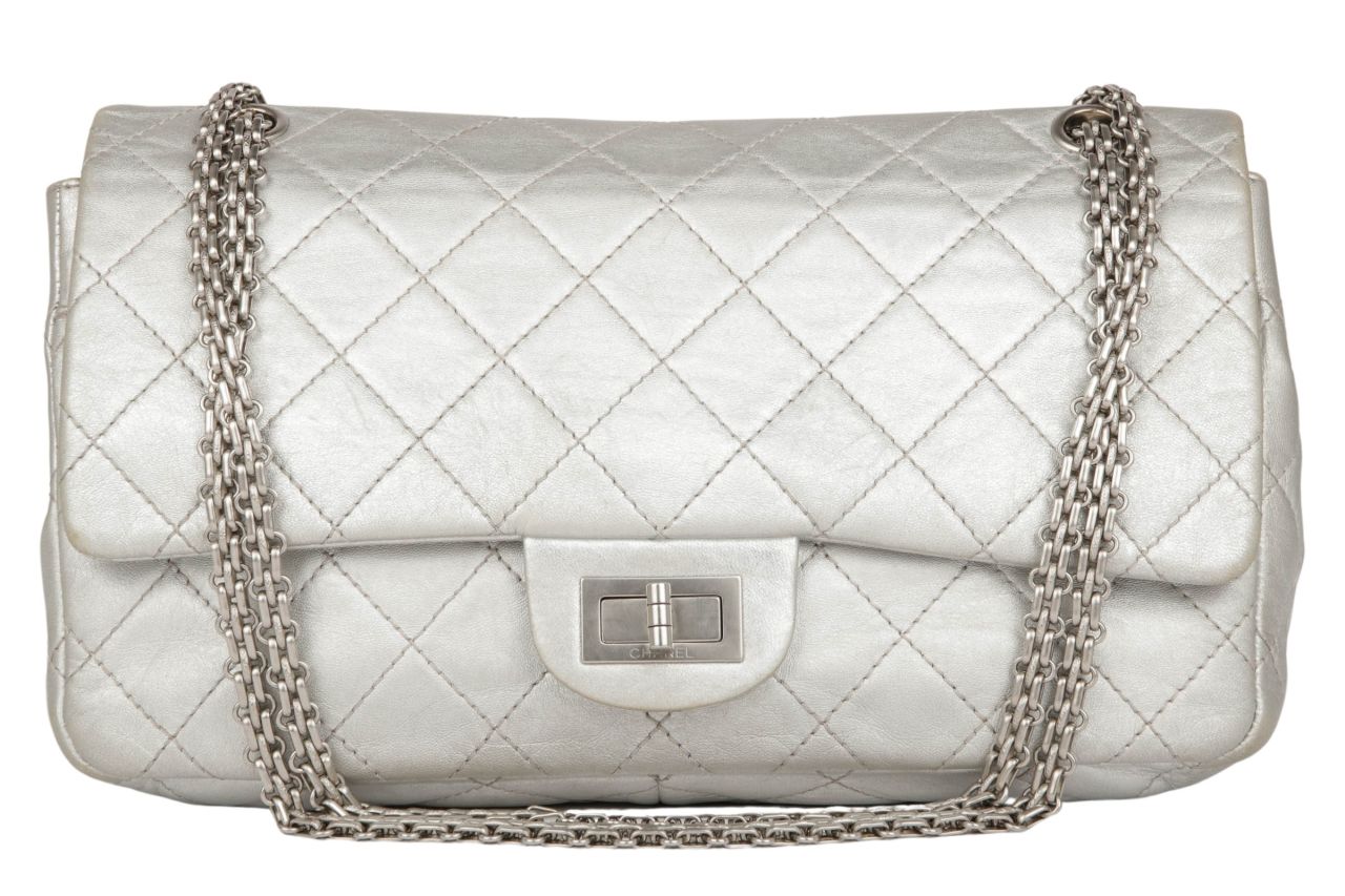 Chanel 2.55 Metallic Jumbo aus gestepptem Leder Silber