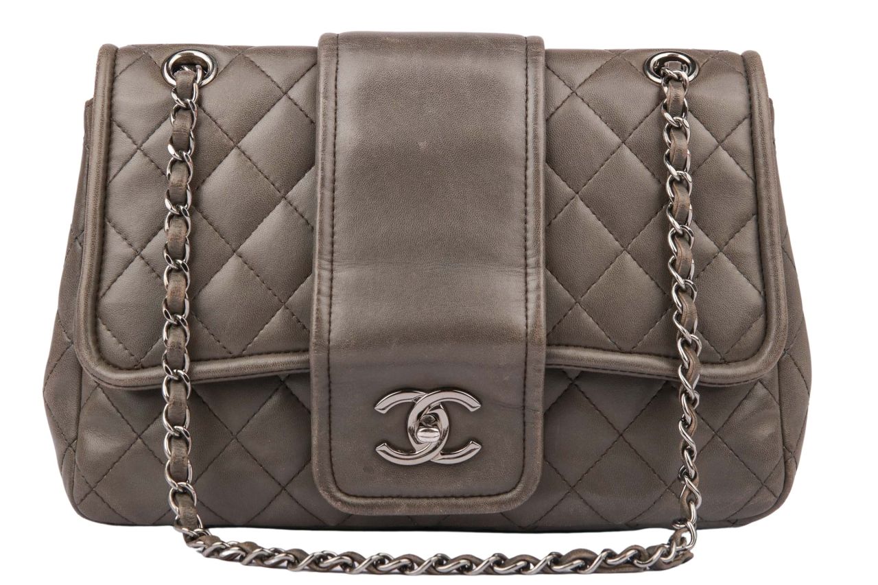 Chanel Elementary Chic Flap Bag Grau